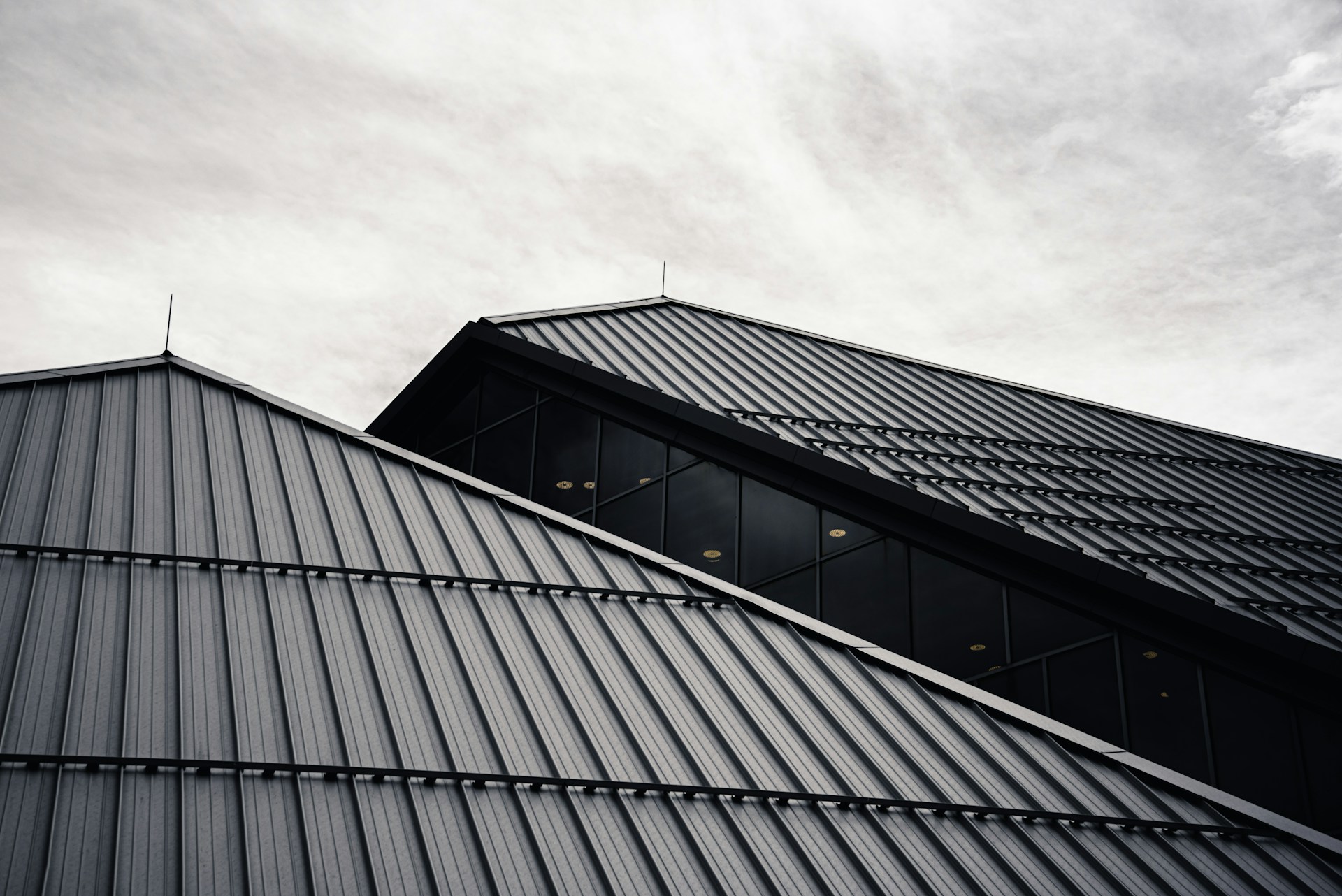 ryunosuke kikuno MuuoSXEY unsplash | RAINTITE Roofing & Construction roof